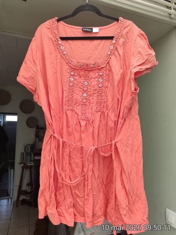 Tunique corail Mia Linea – Détails dentelle et sequins – Taille 56/58 (3XL)

