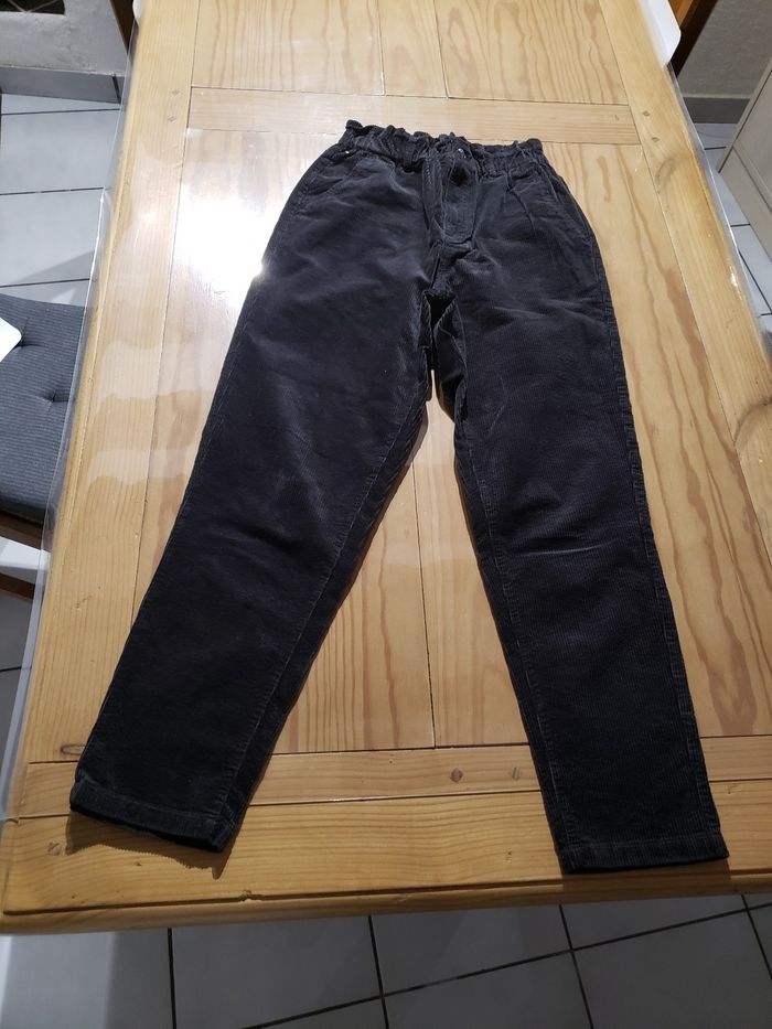 Pantalon noir en velours côtelé