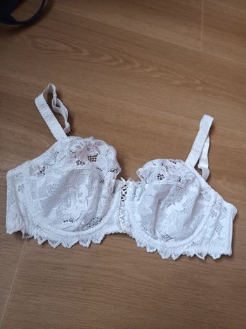 Soutien gorge 100D marque Sans complexe  blanc neuf en dentelle et avec armature 