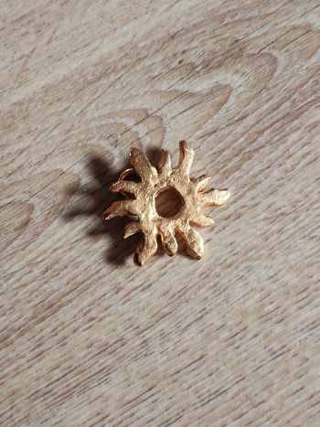 Pendentif soleil doré en métal