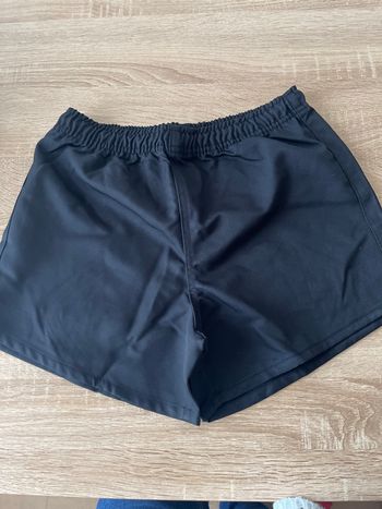 Short noir taille 140 cm