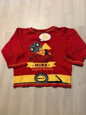 T-shirt rouge et jaune 4 ans manches longues très bon état