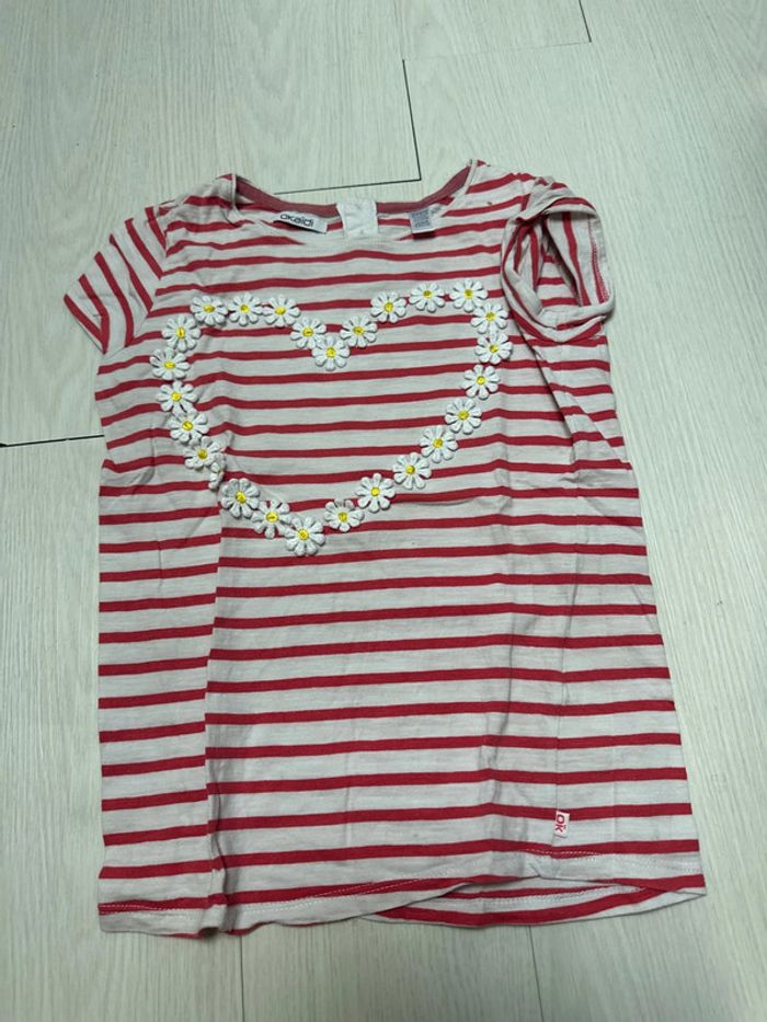 T-shirt blanc et rouge avec fleurs Okaïdi, 10 ans