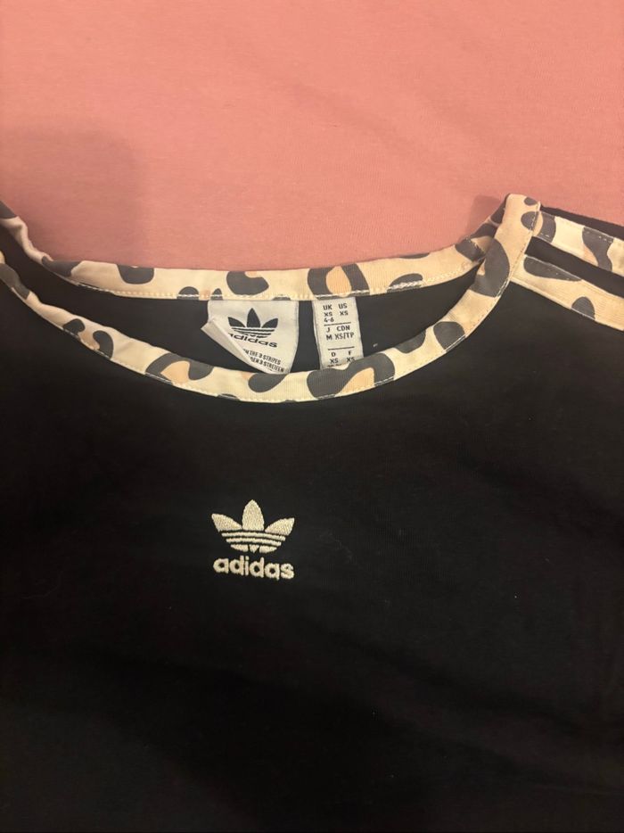 T-shirt adidas avec du léopard - photo numéro 3