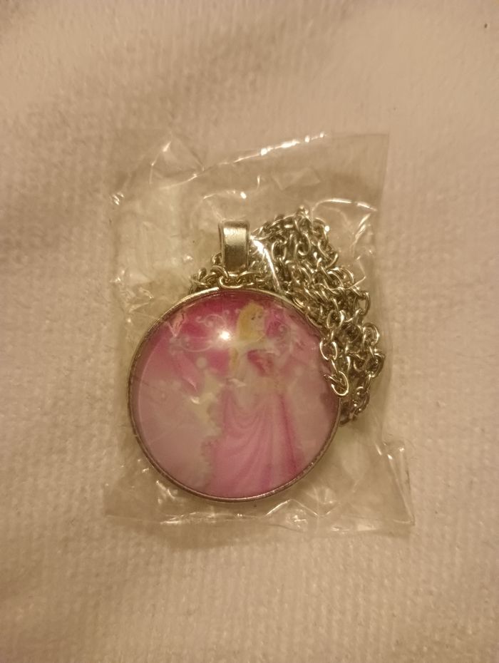 Collier neuf la belle au bois dormant