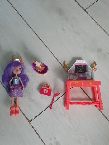 Poupee enchantimals clinique