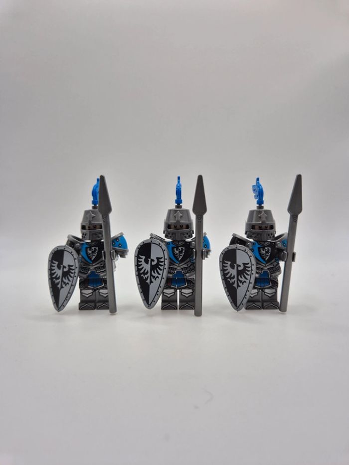 Figurines type lego 3 soldats chevaliers Faucon noir