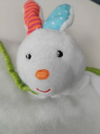 Doudou lapin blanc grelot  Action