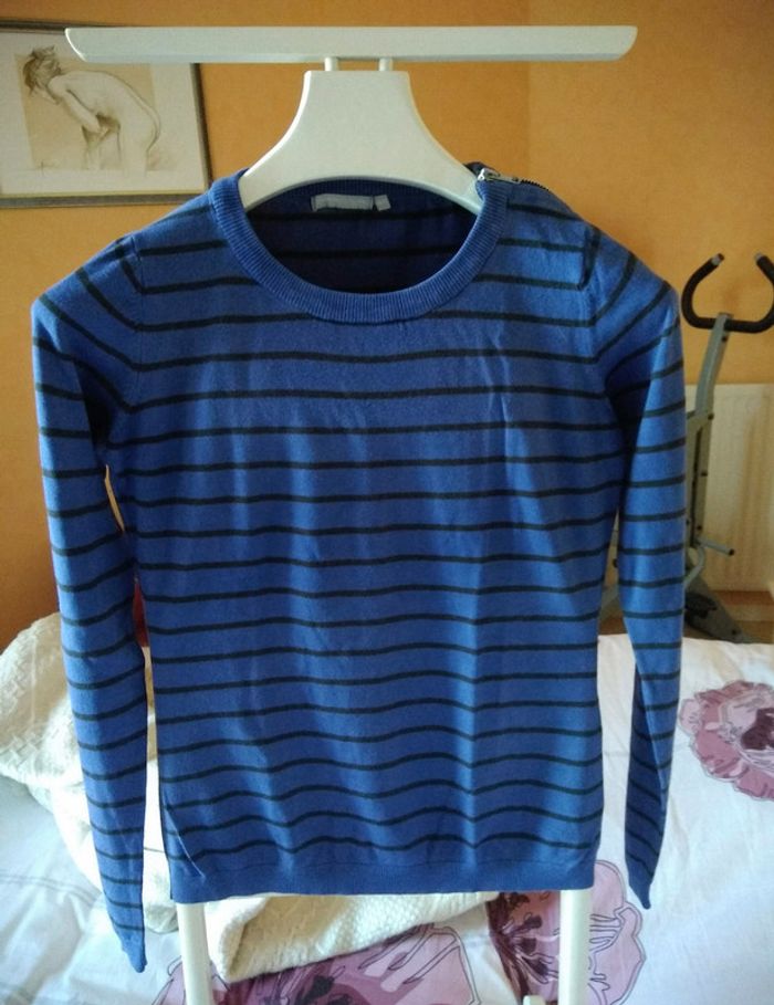 Pull bleu rayé noir