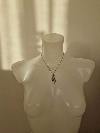 Collier argenté avec décorations et perles rosées