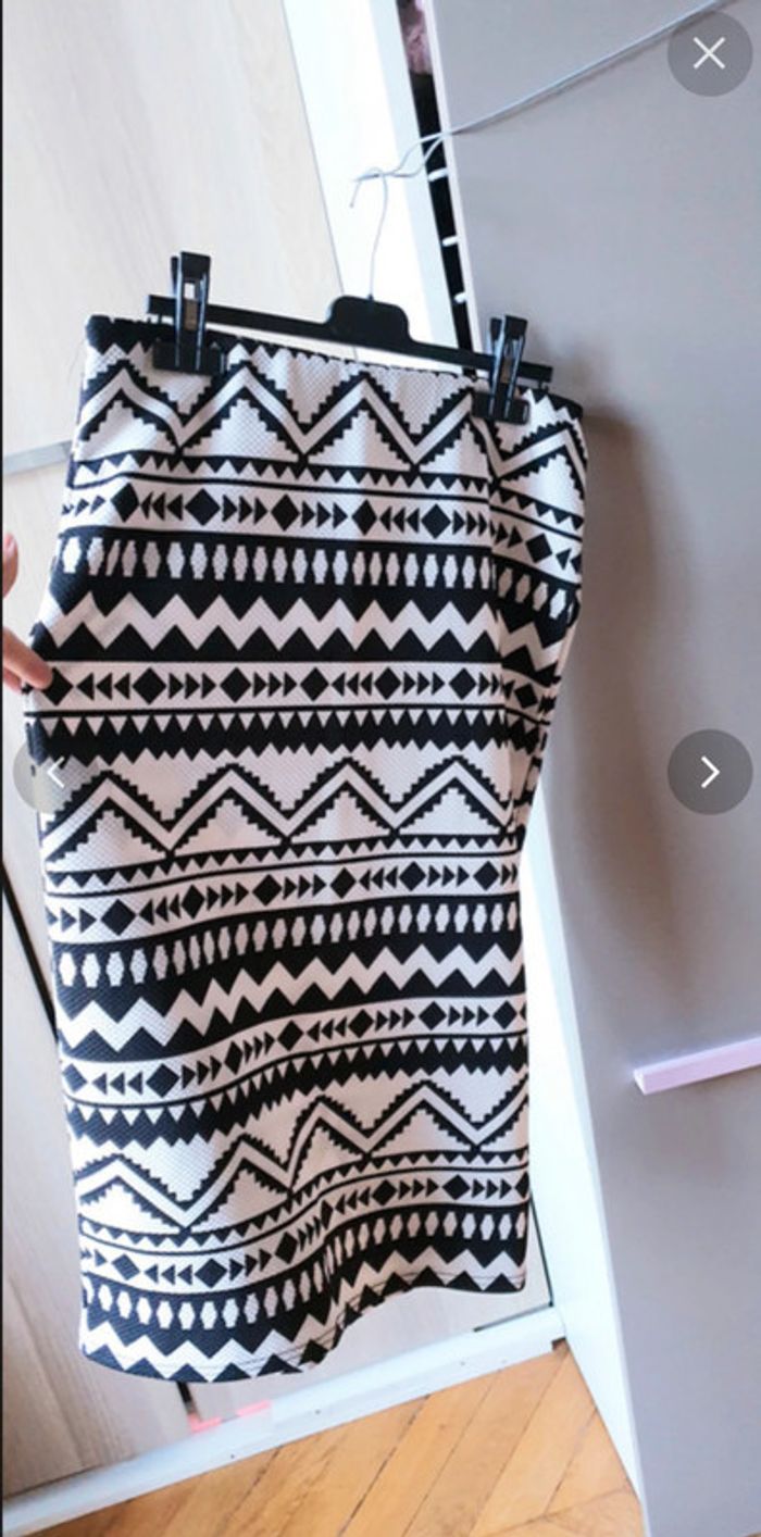 Neuve!!Tres jolie jupe tube moulante taille L - photo numéro 2