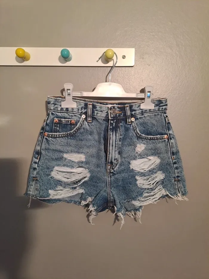 Short en jean troué bleu - Marque Pull&bear - Taille 34 - Parfait état.