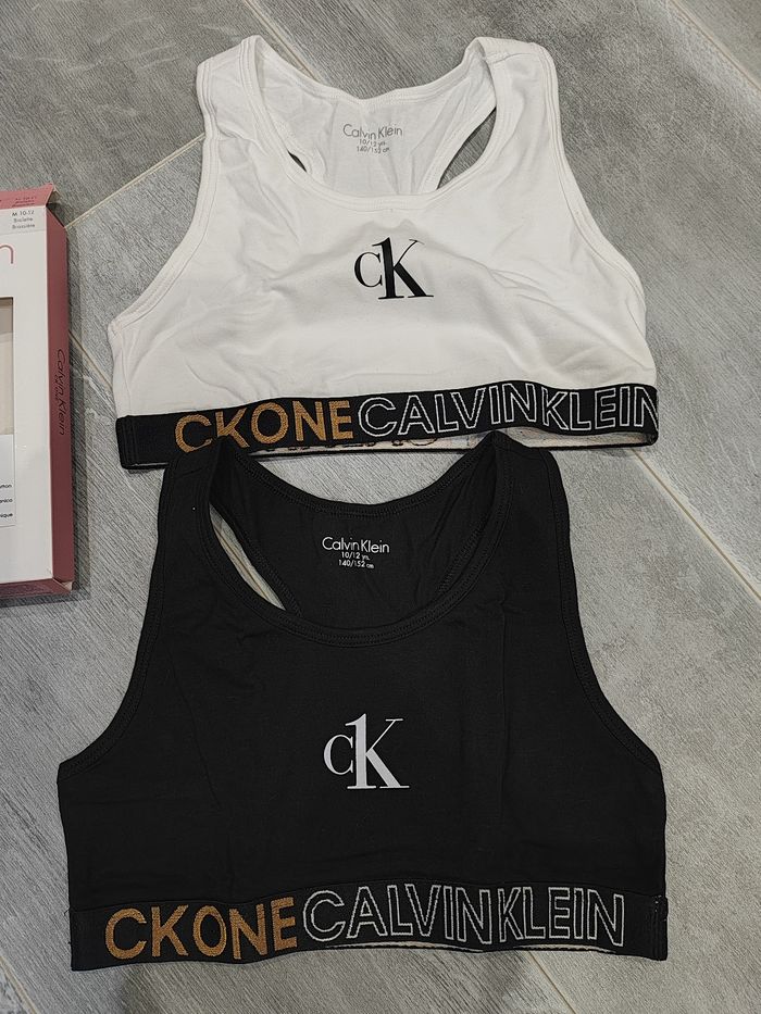 2 brassières en 10/12 ans