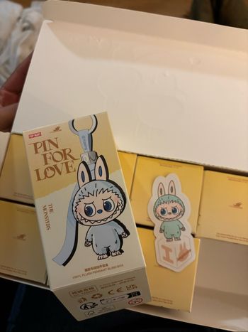 Labubu pin for love -I