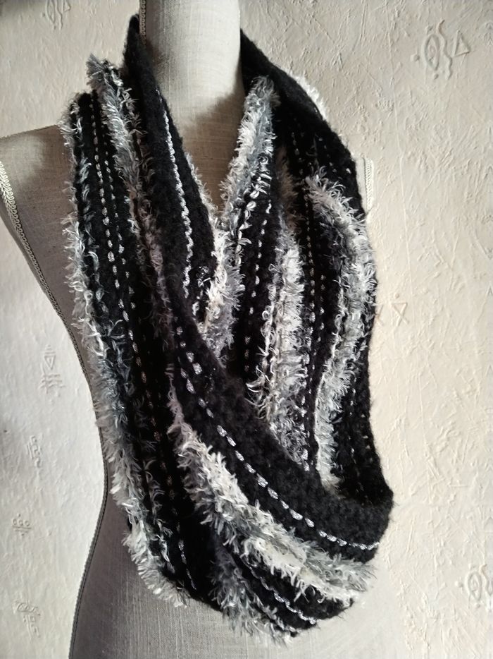 Magnifique Tour de cou Noir Argent & Effet fausse Fourrure