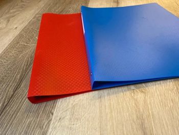 Lot de deux petits classeurs souples, bleu et rouge