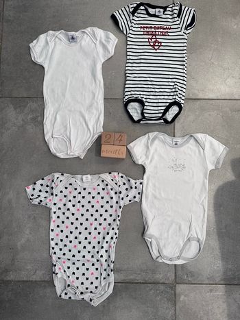 Lot de 4 bodys manches courtes taille 24 mois petit bateau très bon état