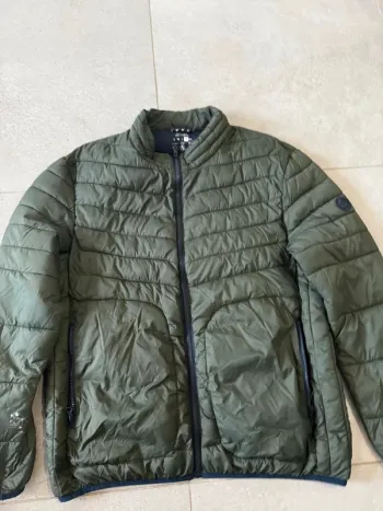 Doudoune verte foncé taille XL, bon état mais une trace sur une manche