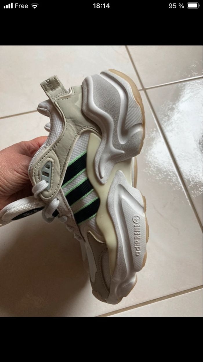 Baskets Adidas comme neuves - photo numéro 2