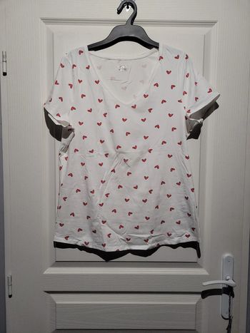 Tee shirt blanc à coeurs rouge