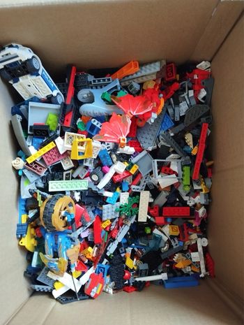 800 pièces LEGO OFFICIELLES