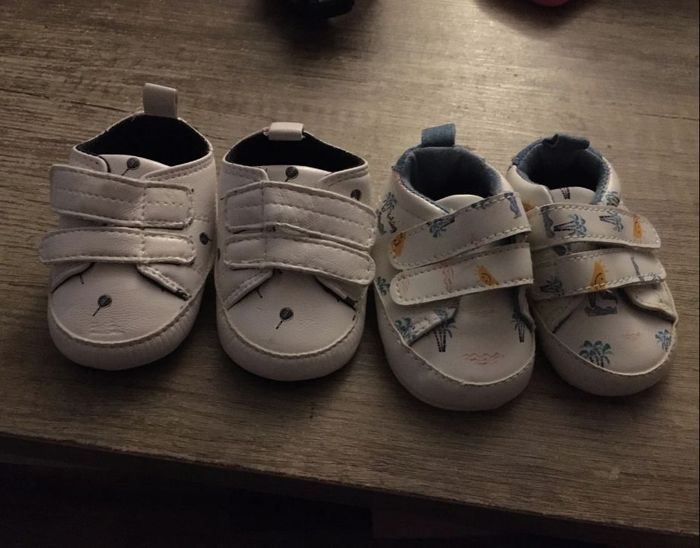 2 petites paires de chaussures bébé