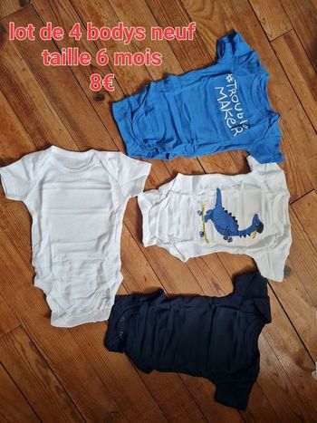 Lot de 4 bodys manches courtes taille 6 mois neuf