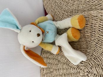 Doudou Lapin blanc bleu jaune orange mouchoir Baby nat