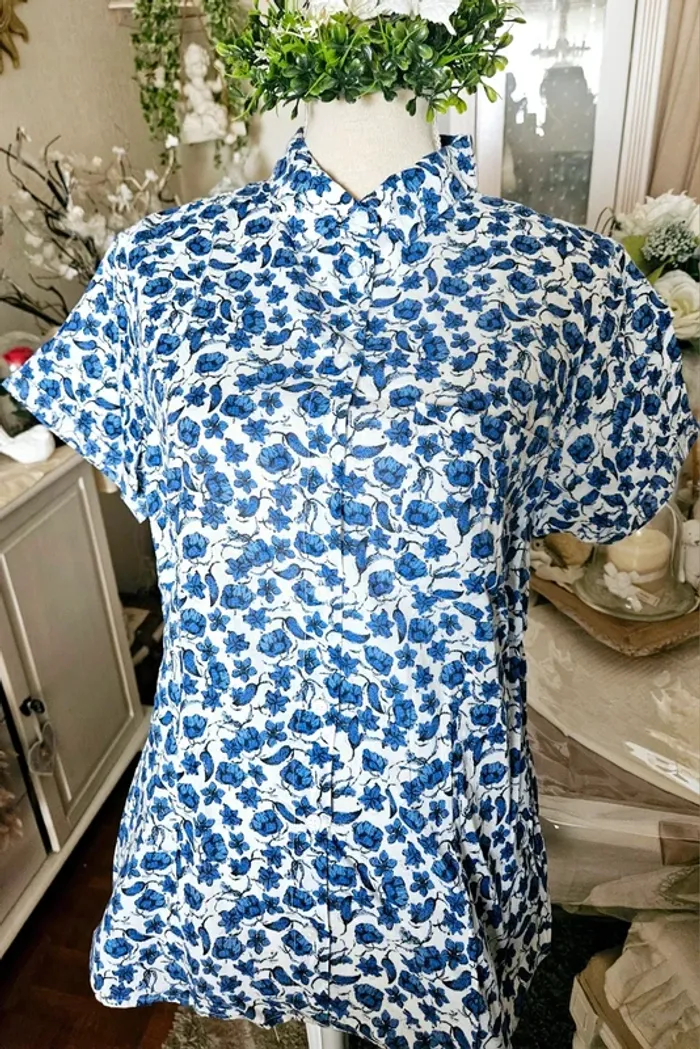 Chemise blanche fleurs bleues H & M Taille 46 (plutôt 42)Neuve - photo numéro 2