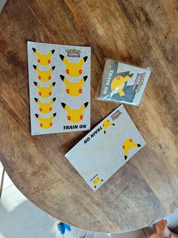 Lot pokémon 25th pikatchu mini classeur une carte et autocollant