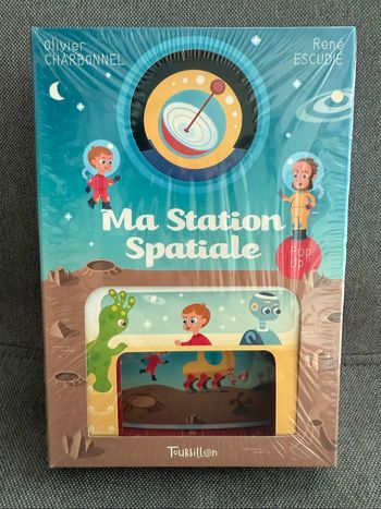 Livre pop up ma station spatiale