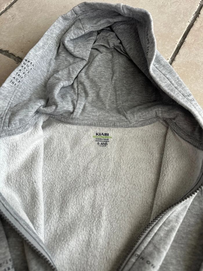 Pull Kiabi capuche 6 ans - photo numéro 4
