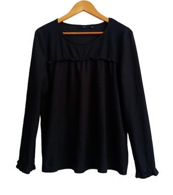 Haut. T-shirt noir à volants. Manches longues. Kiabi. Taille 44