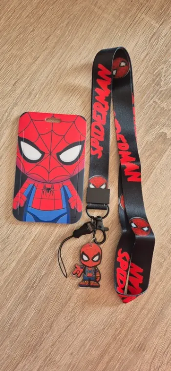 Porte carte d'identité Spiderman avec lanière fantaisie.