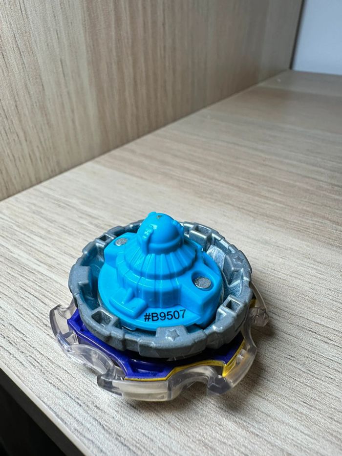 Toupie beyblade wyvron - photo numéro 2