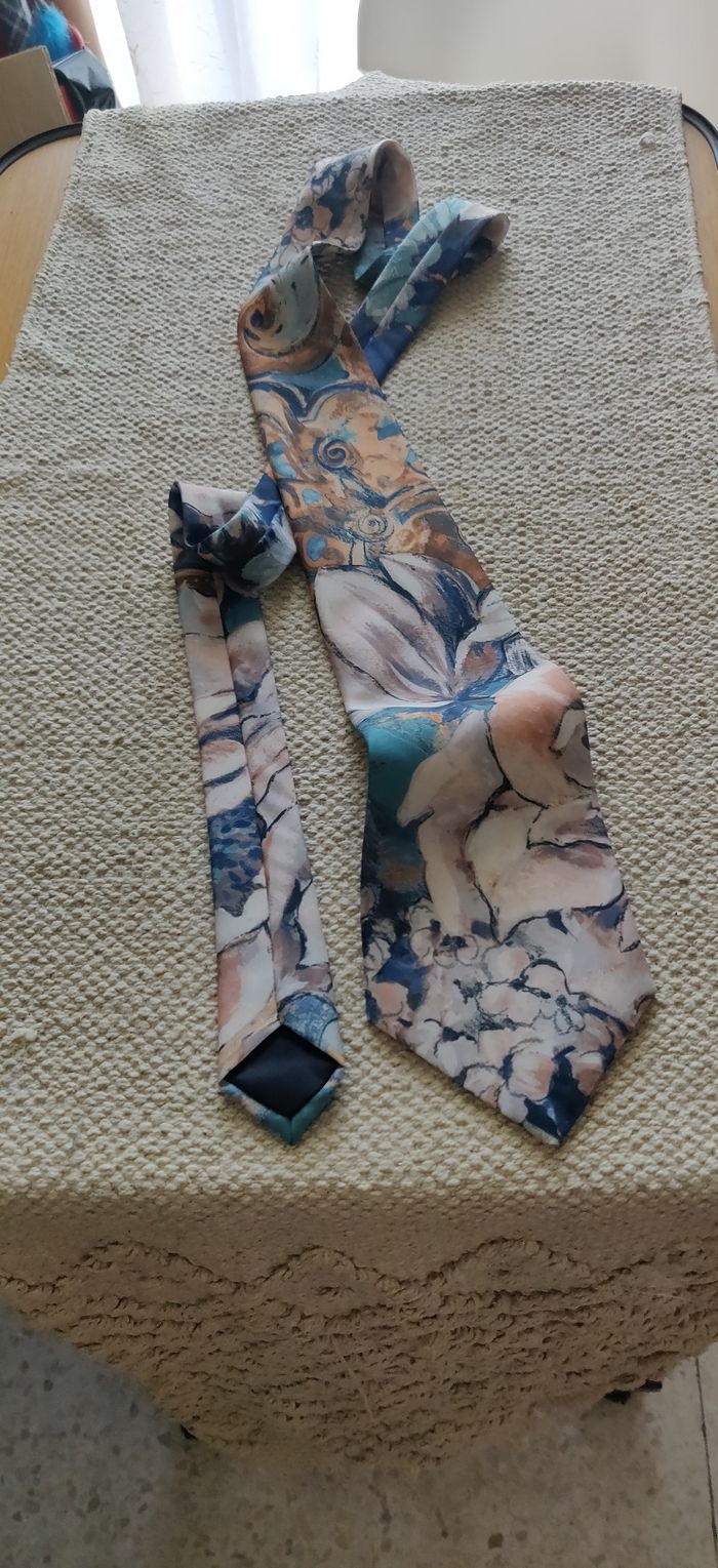 Cravate en soie vintage Marc Anthony
La matière n'est pas marquée mais c'est de la soie