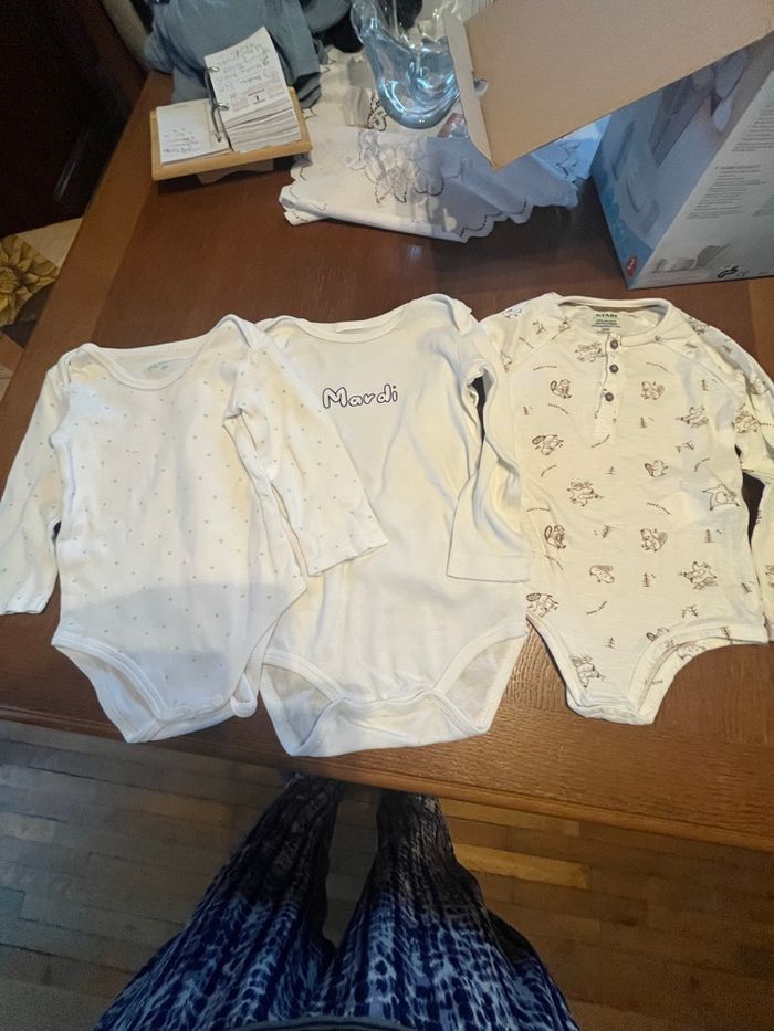 Lot de 7 bodies de 9 à 36 mois - photo numéro 7