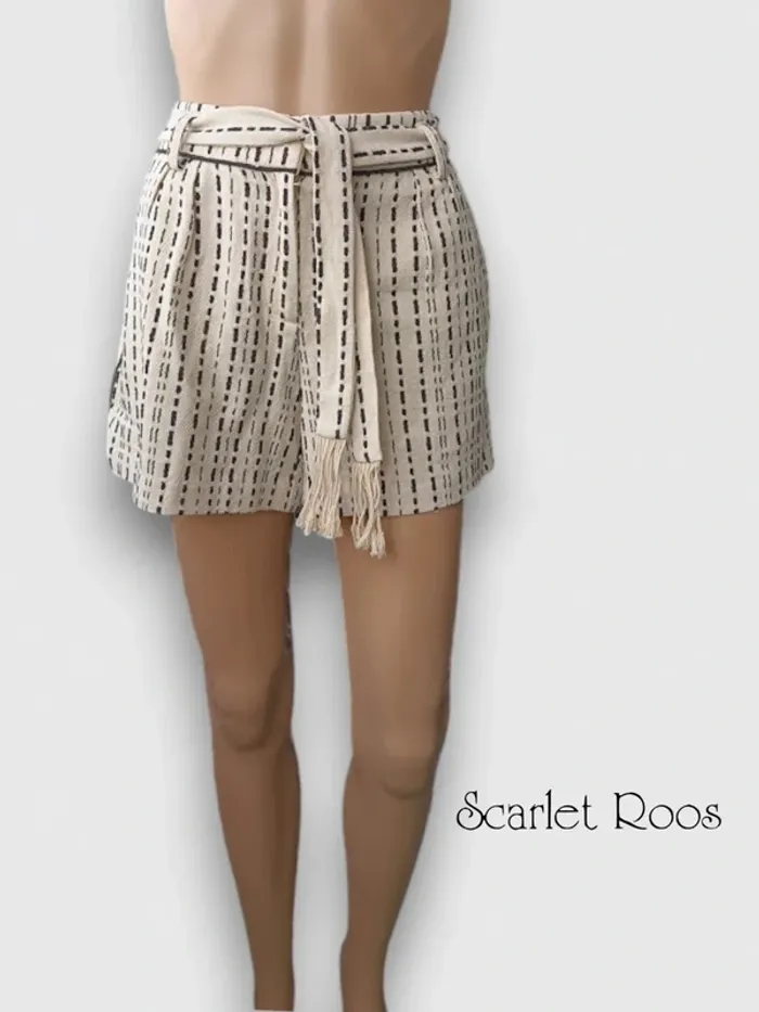 Short Scarlet Roos neuf ,coupe droite large ,taille haute ,ceinture ,100 % coton