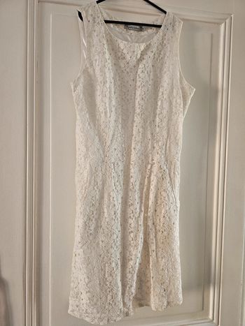 Robe fluide en dentelle blanche