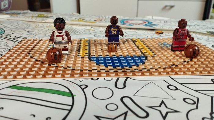 Ensemble de 3 joueurs de basket Lego Jordan O'Neal Wade + terrain NBA