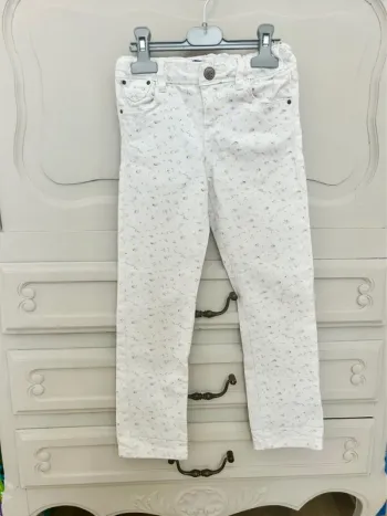 Très beau pantalon jean à fleurs blanc Okaidi taille 6 ans