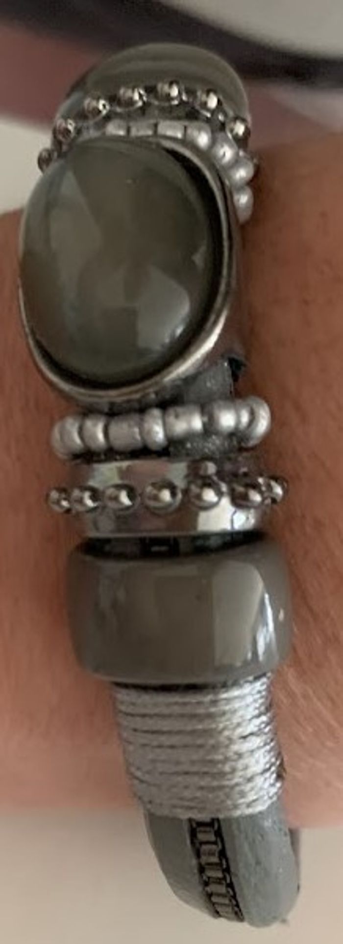 Bracelet homme/femme style urbain gris et perles - photo numéro 5