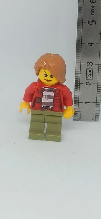 Femme bandit voleuse avec haut rouge lego