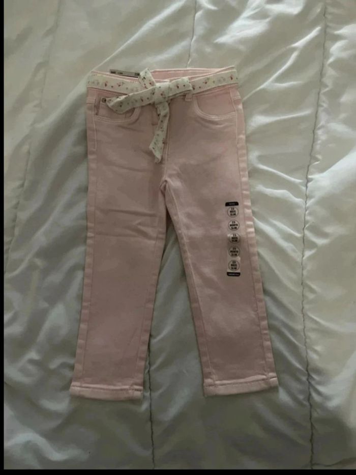 Pantalon avec ceinture rose taille 23 mois neuf