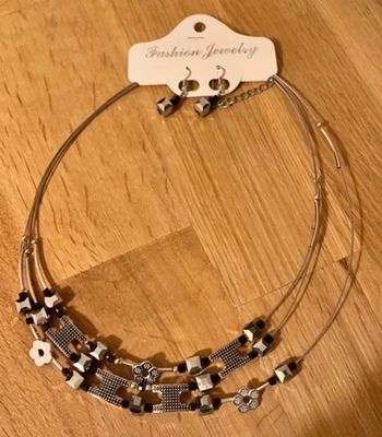 Petit collier fine avec boucles n’3