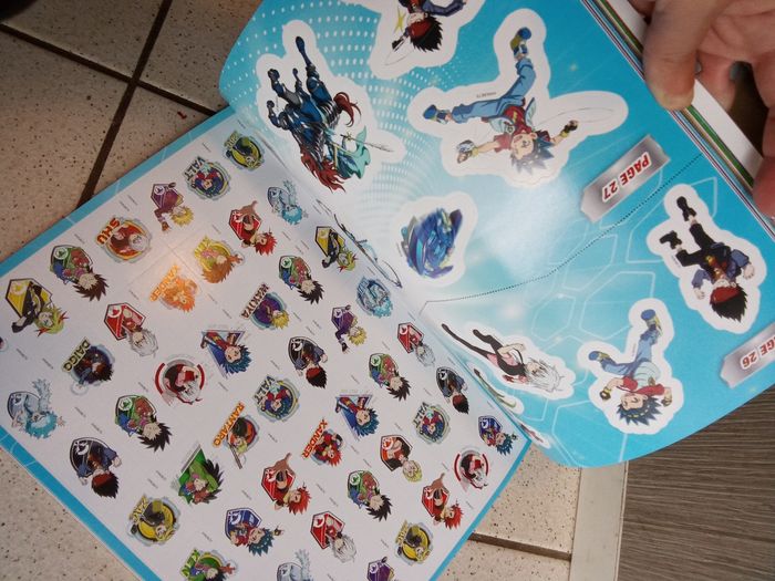 Livre d'activité, gommettes beyblade burst, livre collector - photo numéro 5