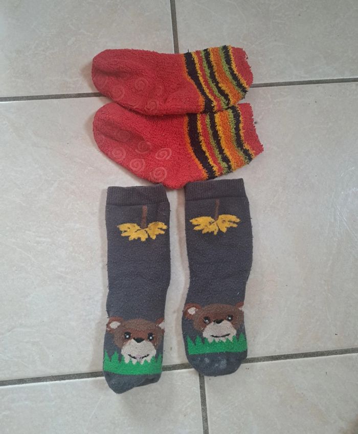 Lot de 2 paires de chaussettes 24/26 antidérapantes en TBE