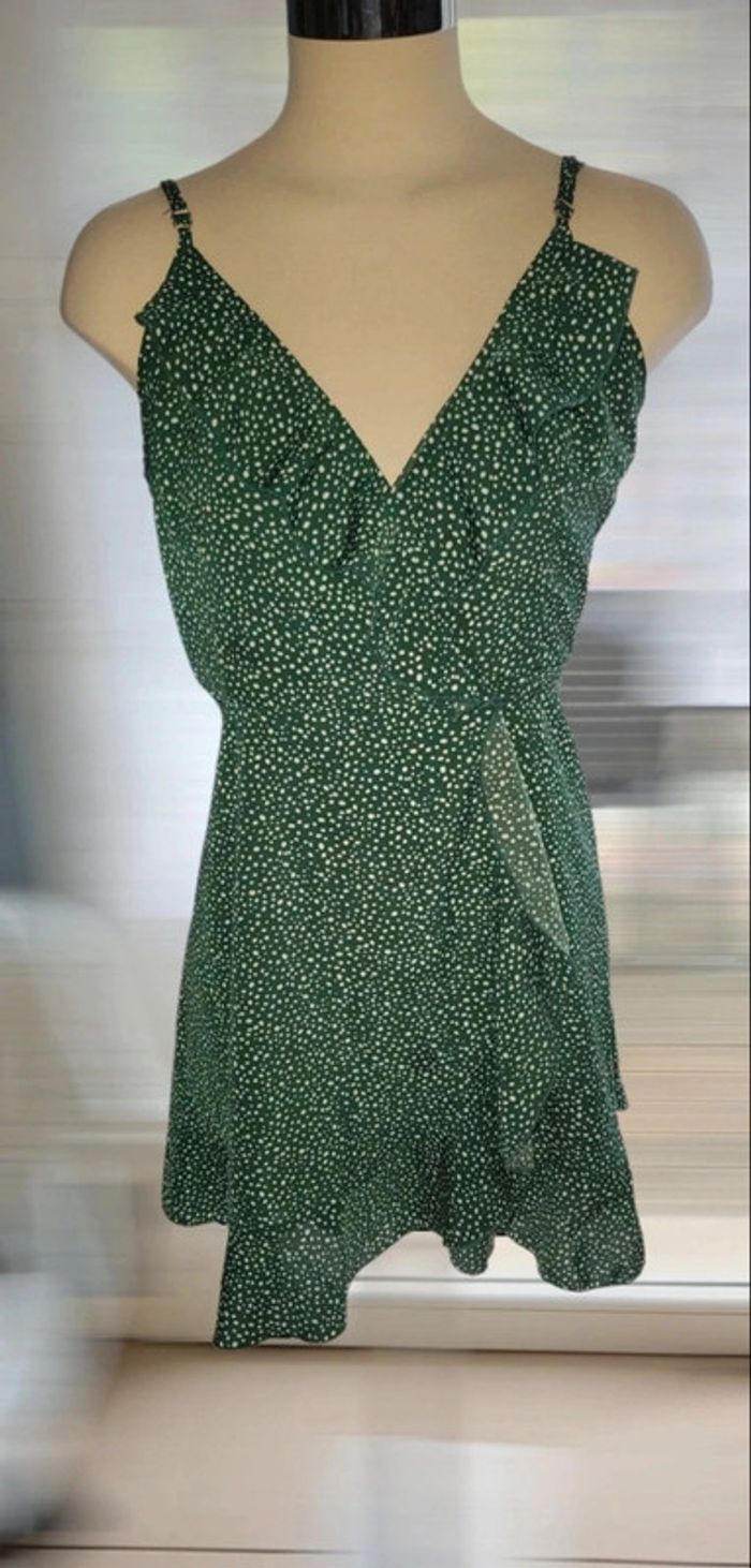 Robe portefeuille verte à pois blancs – élégante et légère, parfaite pour l’été