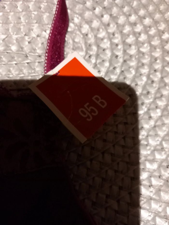 🥰 Soutien gorge Bordeaux taille 95b - photo numéro 2
