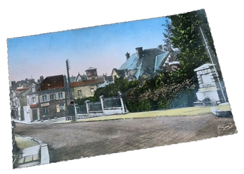 Carte postale ancienne  Attigny (Ardennes)  Le monument du 18è, et la rue Jean Noizet